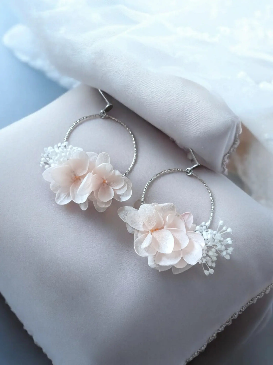 Créoles argentées à fleurs stabilisées rose poudré et blanc L'atelier du 6