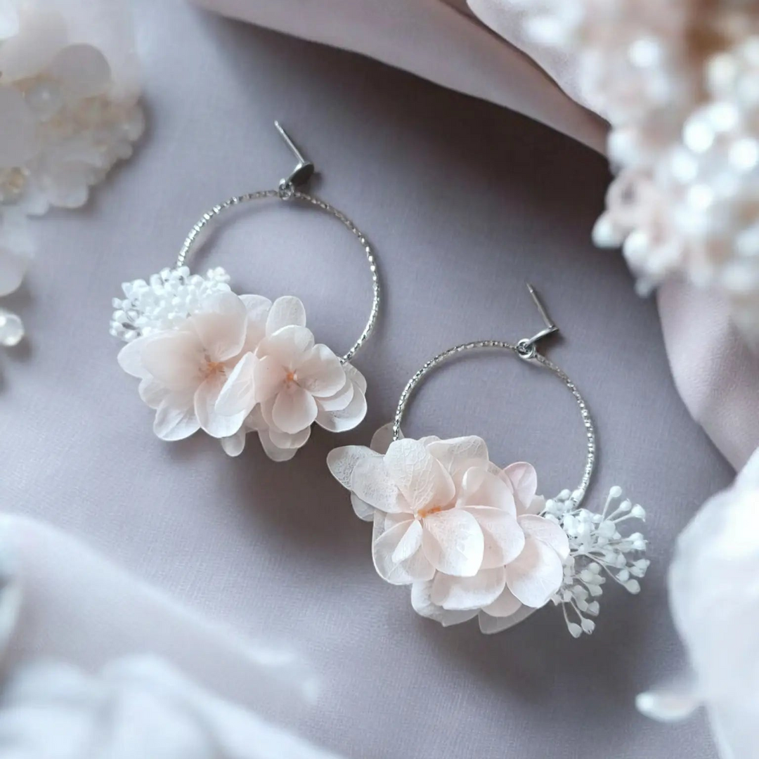 Créoles argentées à fleurs stabilisées rose poudré et blanc L'atelier du 6