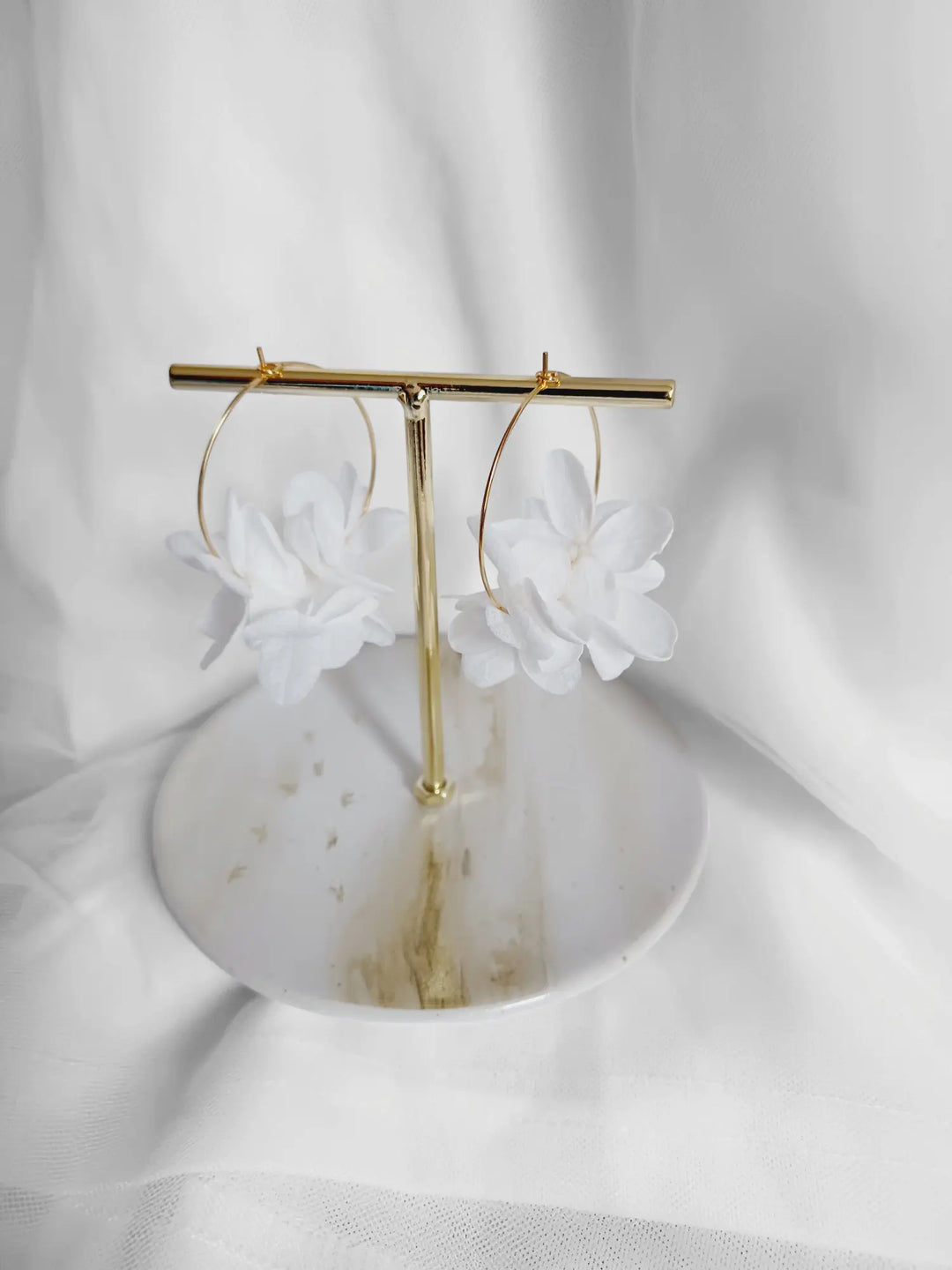 Créoles dorées à fleurs naturelles stabilisées  blanches.: Doré L'atelier du 6