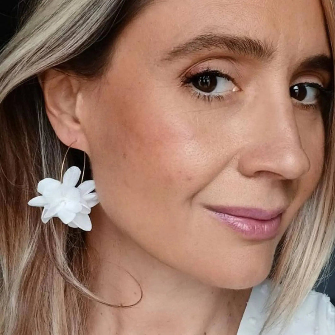 Créoles dorées à fleurs naturelles stabilisées  blanches.: Doré L'atelier du 6