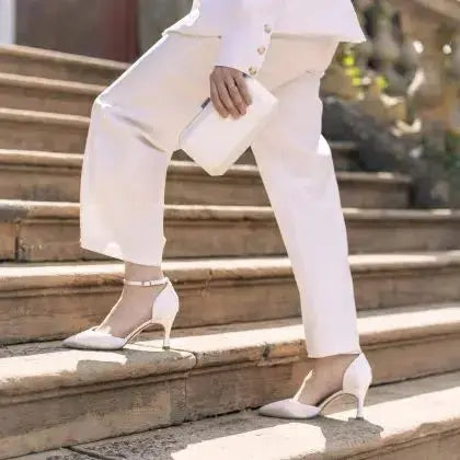 DEVON WIDE FIT – ESCARPINS DE MARIÉE SATIN TEINTABLE | PIEDS LARGES & CLIP NŒUD STRASS THE PERFECT BRIDAL COMPANY