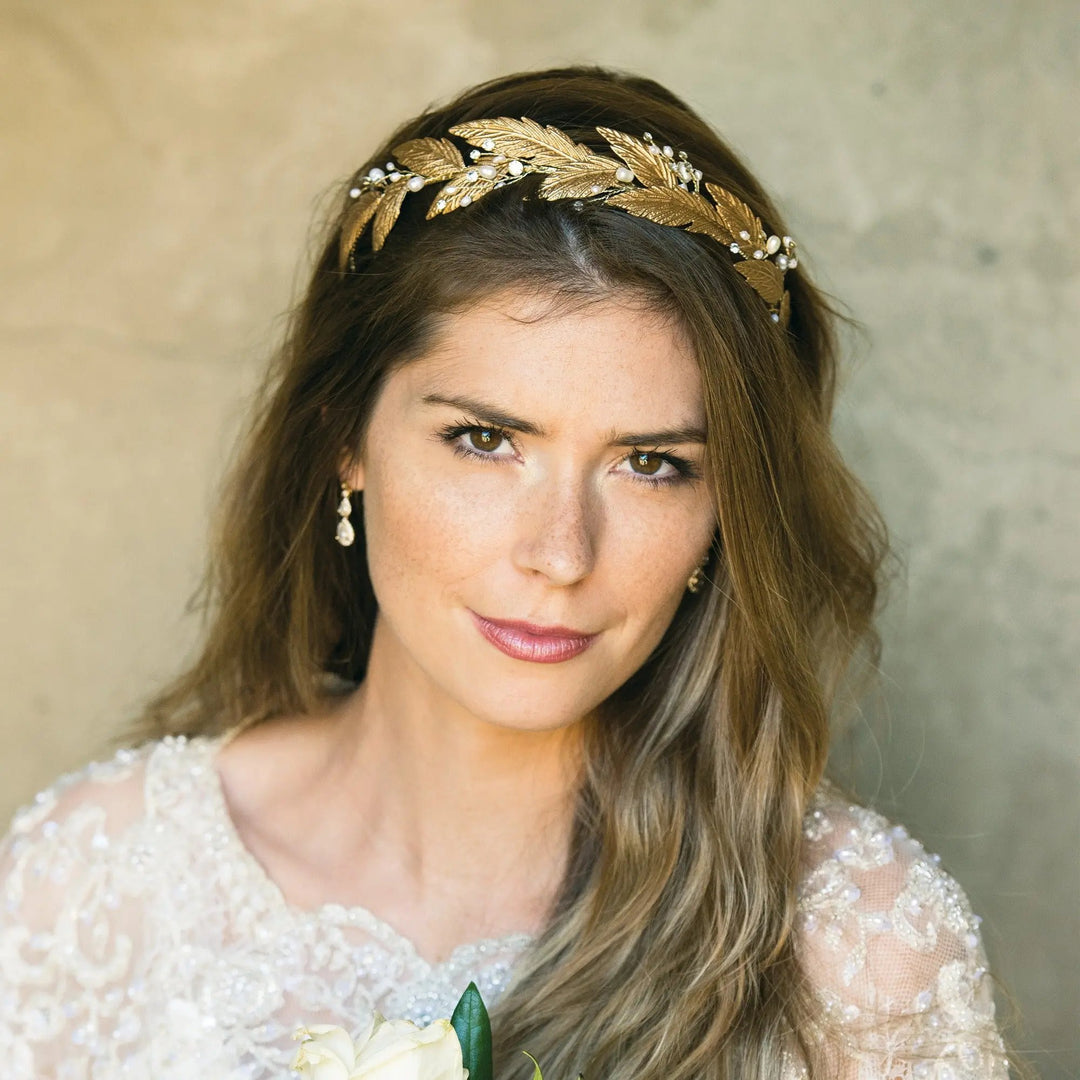 DIADÈME GRECIAN DREAM – FEUILLAGE BRONZE, PERLES D’EAU DOUCE ET CRISTAUX Ivory and co