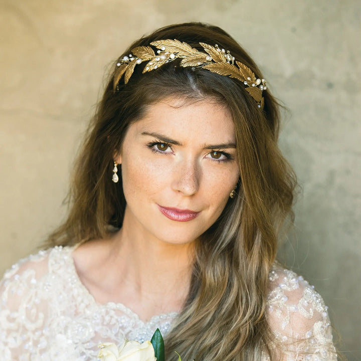 DIADÈME GRECIAN DREAM – FEUILLAGE BRONZE, PERLES D’EAU DOUCE ET CRISTAUX Ivory and co