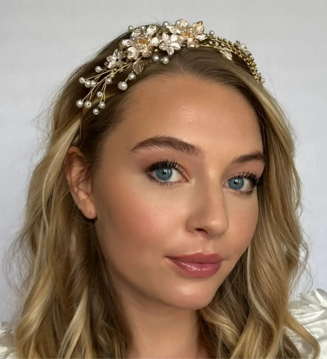 DIADÈME MARIÉE DORÉ HESTIA – FEUILLES ROSES, PERLES D’EAU DOUCE & CRISTAL SallyJaneBridal