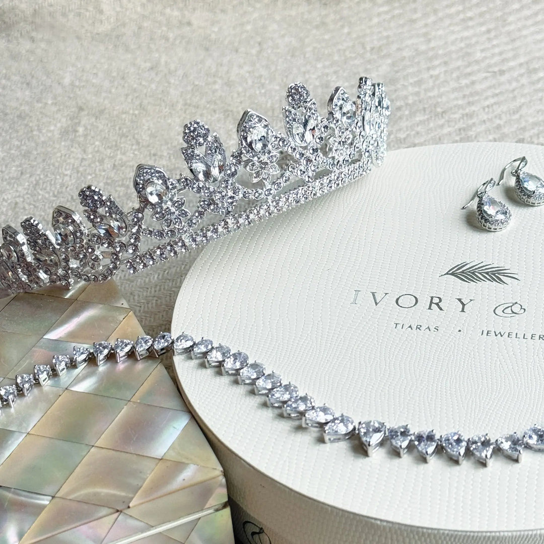 DIADÈME OLIVIA – COURONNE ROYALE EN CRISTAUX AUTRICHIENS PLAQUÉ OR OU ARGENT Ivory and co