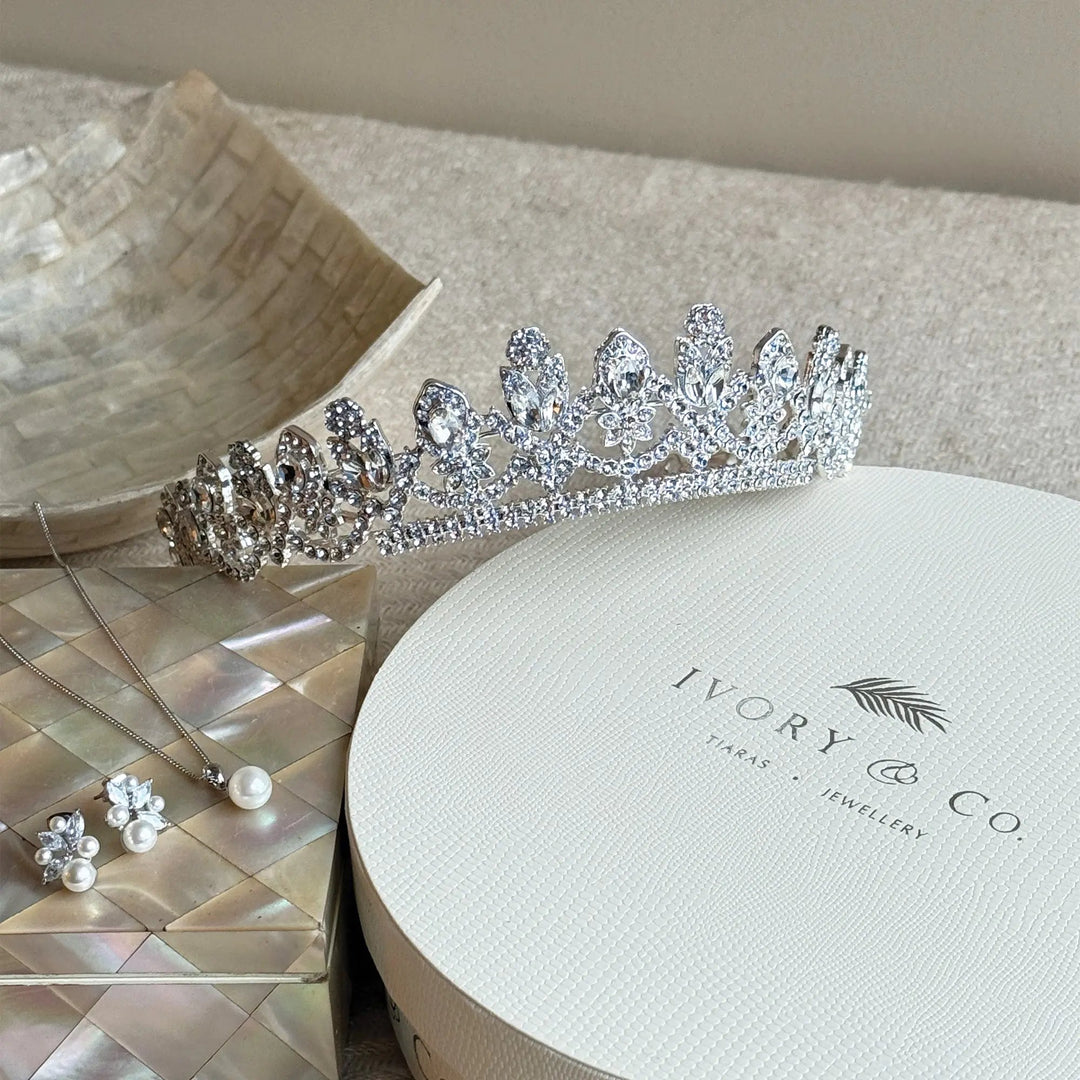 DIADÈME OLIVIA – COURONNE ROYALE EN CRISTAUX AUTRICHIENS PLAQUÉ OR OU ARGENT Ivory and co