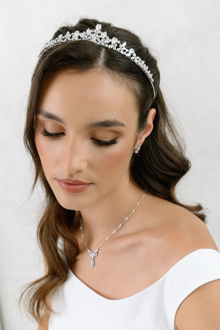 Diadème de mariée TR25023 – fleur et feuilles de zircons, argent G.Westerleigh, photo portée 1