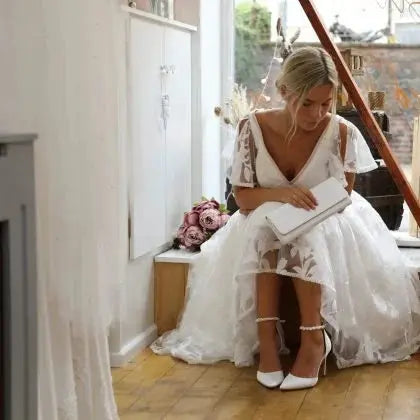 ELLA – ESCARPINS EN SATIN IVOIRE AVEC BRIDE PERLES TALON 10 CM THE PERFECT BRIDAL COMPANY