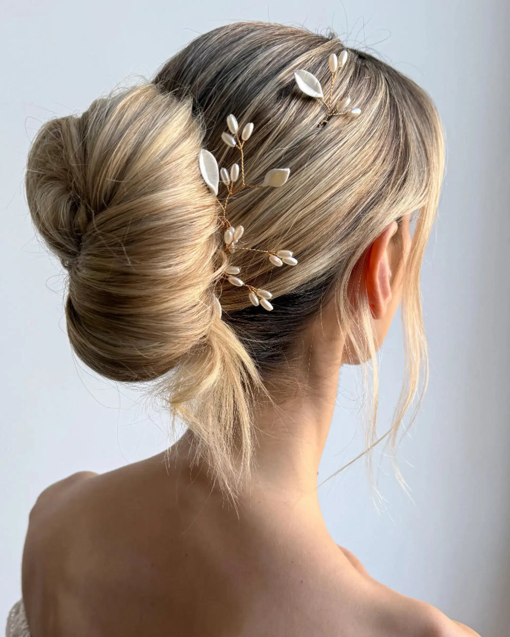 Épingles cheveux mariée Luna portées sur un chignon haut