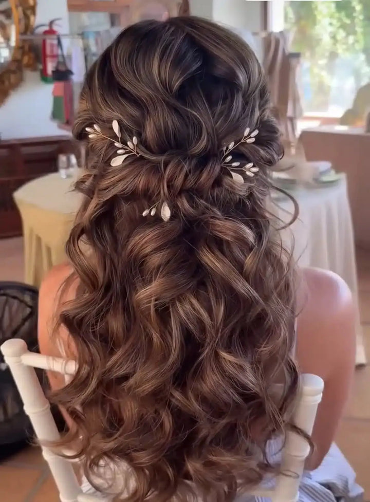 Épingles cheveux mariée Luna dans une coiffure ondulée demi-attachée