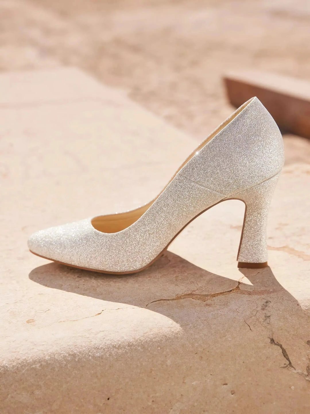 ESCARPINS DE MARIÉE DORÉS TABATHA – PAILLETTES & TALON CHIC 10 CM AVALIA