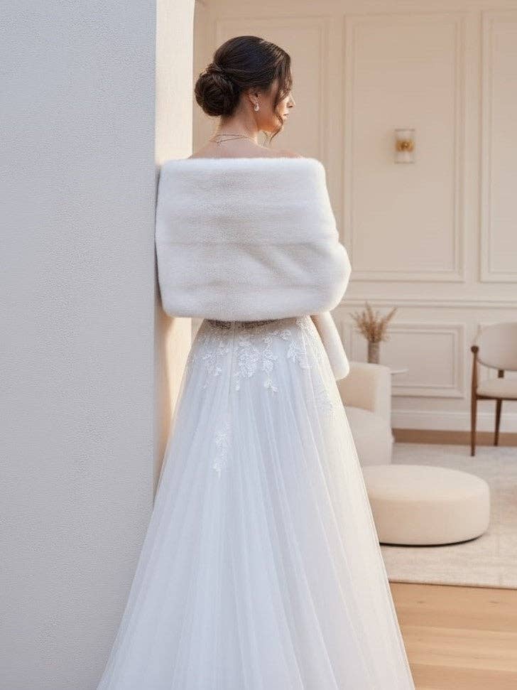 Étole de mariée en fausse fourrure ivoire pour un mariage d'hiver