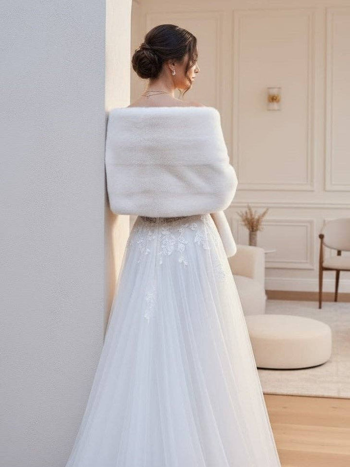 Étole de mariée en fausse fourrure ivoire pour un mariage d'hiver