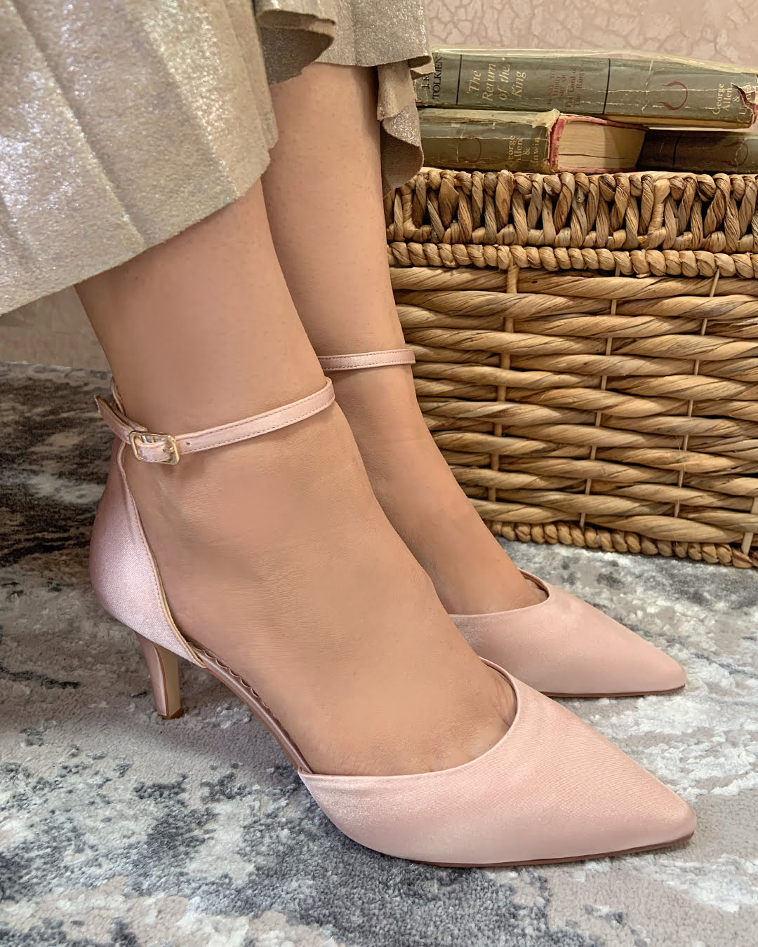 Escarpins Daniella blush portés, bride cheville et contrefort haut