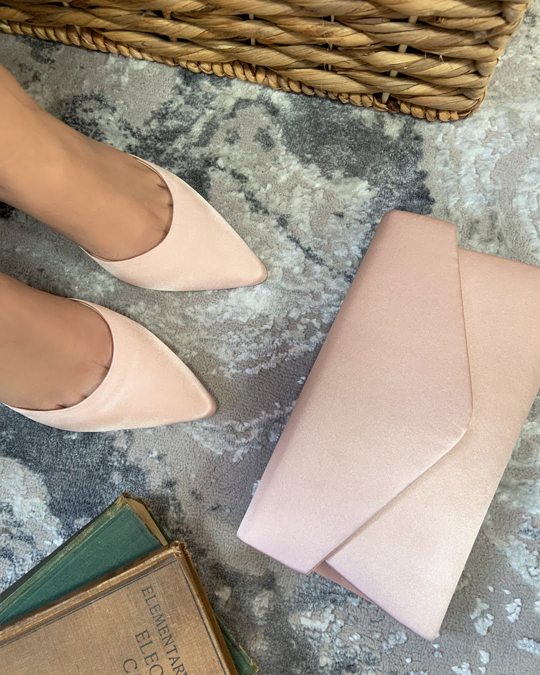 Escarpins Daniella blush présentés avec la pochette Simone assortie