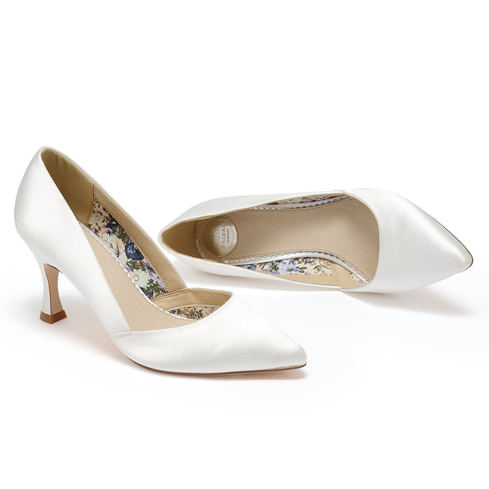 Paire d'escarpins de mariée Alma en satin ivoire teintable, bout pointu allongé