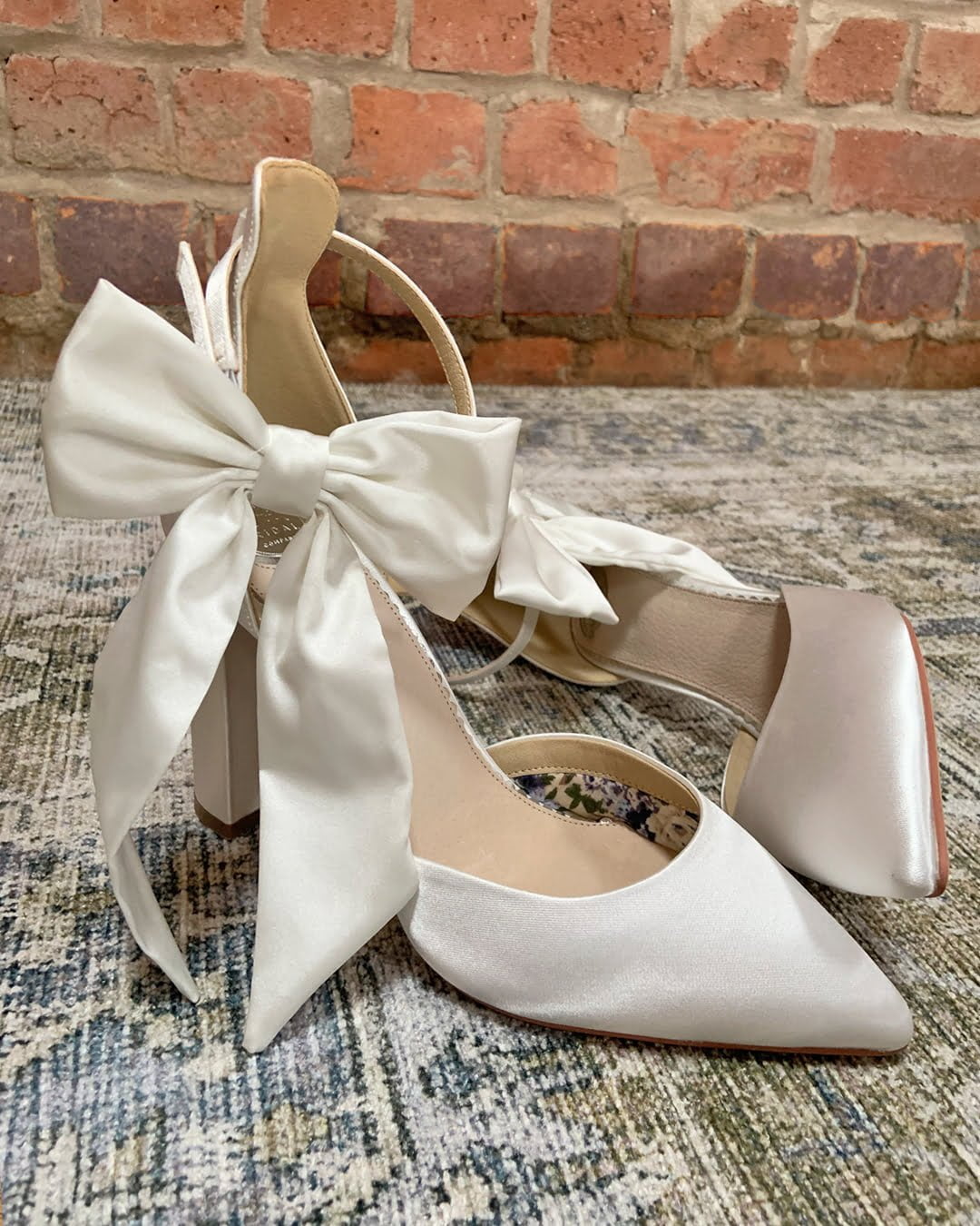 Paire d'escarpins de mariée Arabella en satin ivoire, talon bloc et nœud détachable