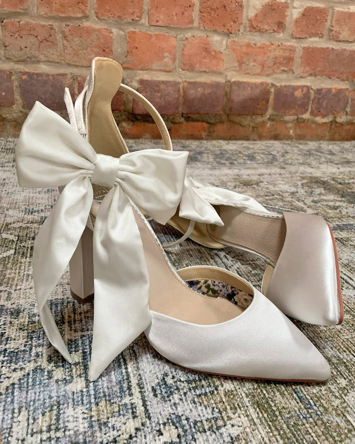 Paire d'escarpins de mariée Arabella en satin ivoire, talon bloc et nœud détachable