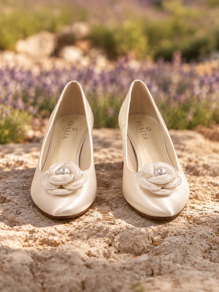 Escarpins de mariée Elfi vus de face, fleur ornée d'une perle