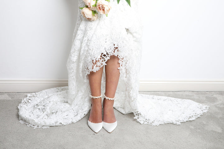 Escarpins Ella Mid portés avec une robe de mariée en dentelle