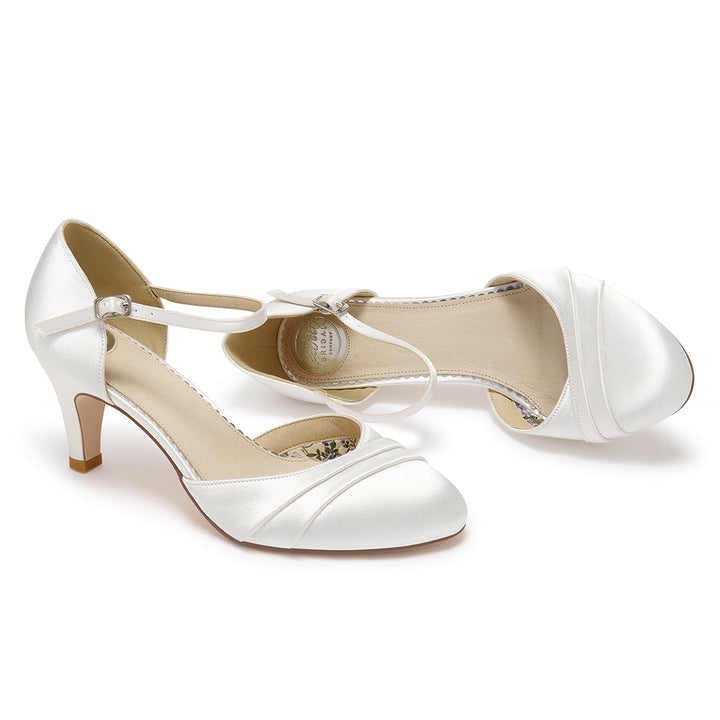 Détail du drapé de satin en V sur le cou-de-pied de l'escarpin Juliet