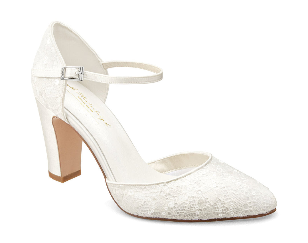 Escarpins de mariée Magnolia en dentelle et sequins sur satin ivoire, talon bloc haut, vue de trois quarts