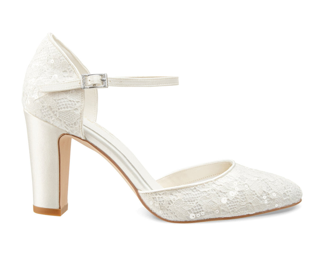 Escarpins de mariée Magnolia en profil, talon bloc de 8,7 cm et bride de cheville à boucle