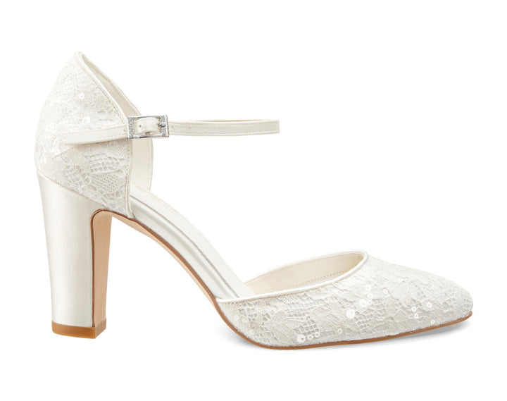Escarpins de mariée Magnolia en profil, talon bloc de 8,7 cm et bride de cheville à boucle