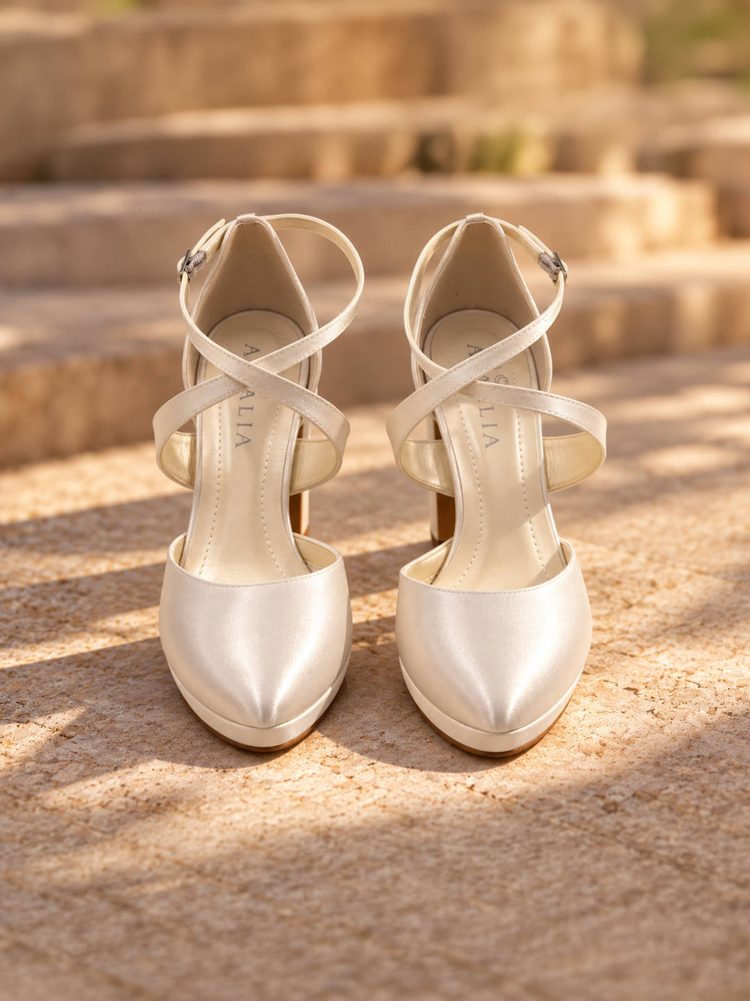 Escarpins de mariée Max vus de face, bride croisée en satin