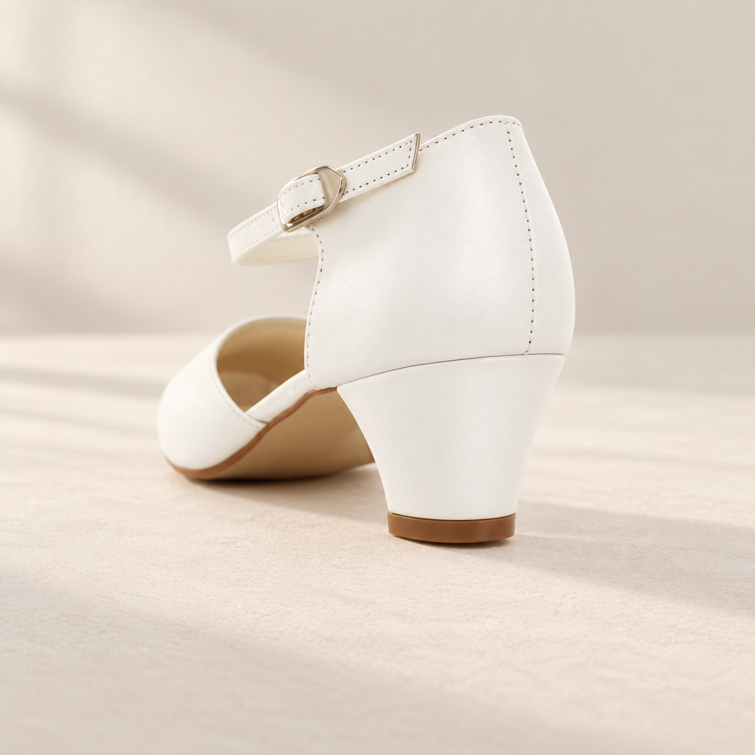 Vue arrière de l'escarpin Milady en cuir blanc cassé, détail du talon et de la bride