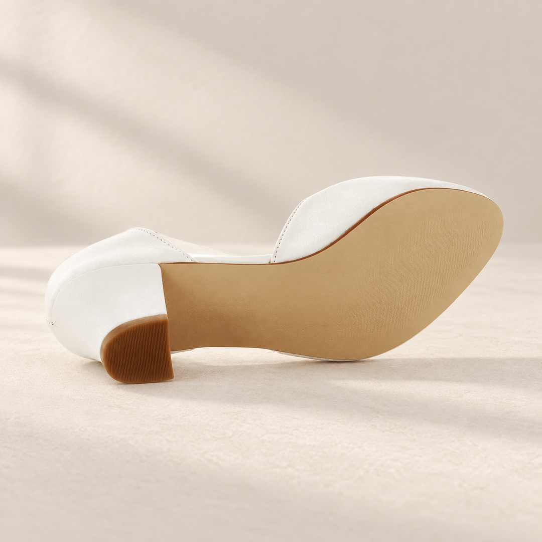 Dessous de l'escarpin de mariée Milady en cuir blanc cassé, semelle beige et patin du talon brun