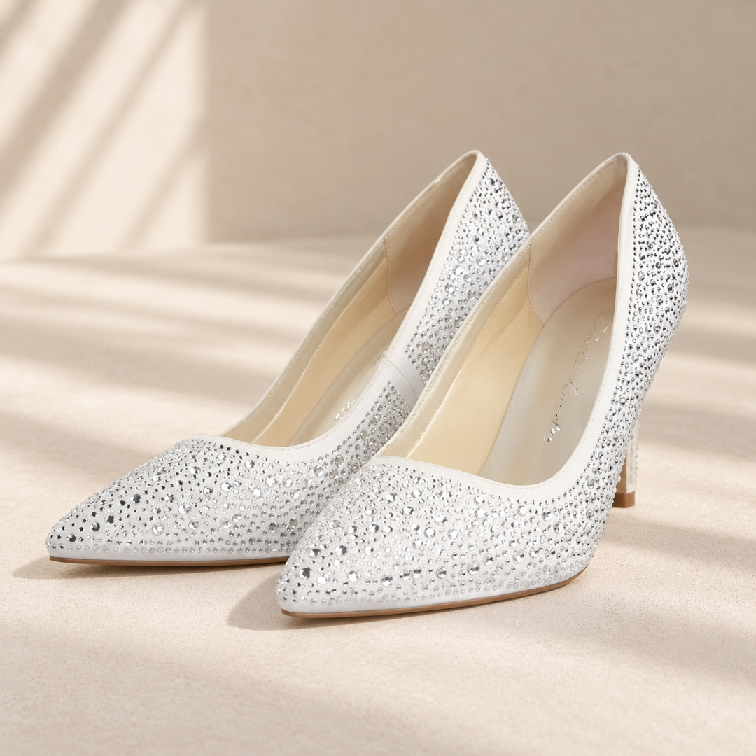Escarpins de mariée Monaco – strass ivoire – talon 8 cm – 920 — paire en studio beige