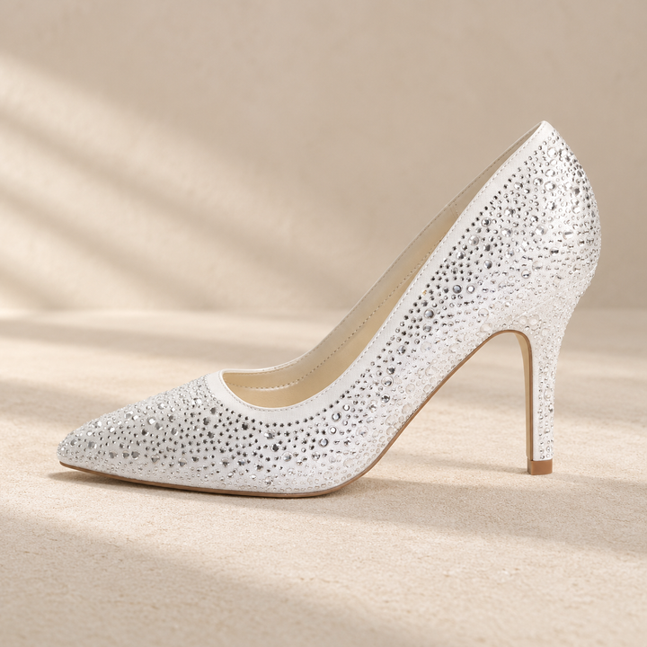 Escarpins de mariée Monaco – strass ivoire – talon 8 cm – 920 — profil en studio beige