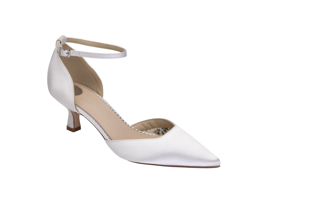 Escarpins de mariée Pixie en satin ivoire teintable, bride de cheville simple et petit talon de 5 cm