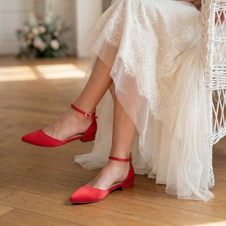 Escarpin de mariée rouge Rosalie, détail de la bride de cheville