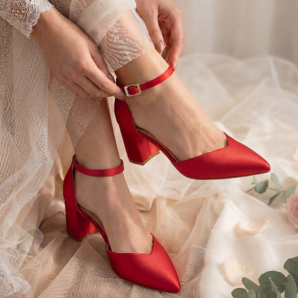Escarpin de mariée rouge Ruby, détail de la bride de cheville