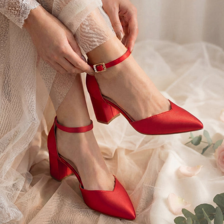 Escarpin de mariée rouge Ruby, détail de la bride de cheville
