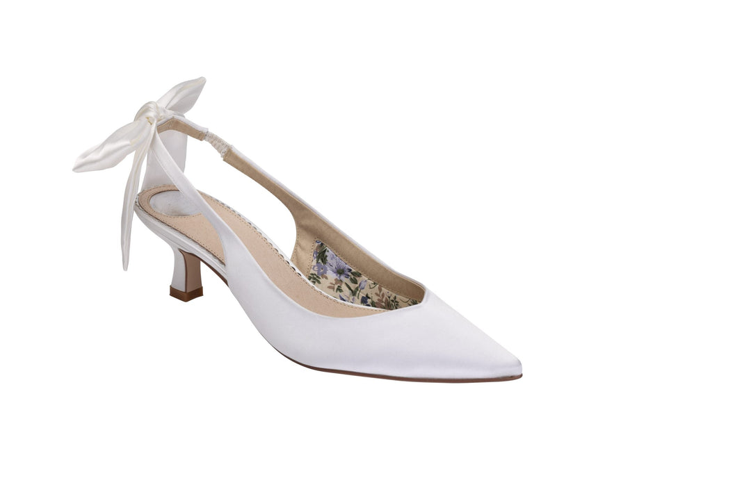 Escarpin slingback Toyah en satin ivoire, bout pointu, fond blanc