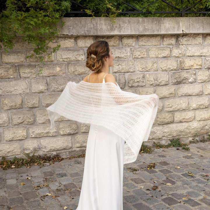 Étole de mariée Dentelle posée sur les épaules d'une robe de mariée