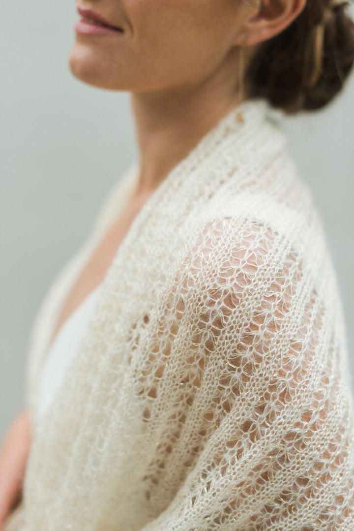 Étole de mariée Dentelle dorée portée sur les épaules, mariage lumineux