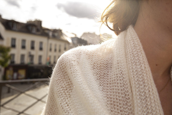 Étole de mariée Flocon ivoire drapée autour du buste, maille mohair et soie Nodi Atelier