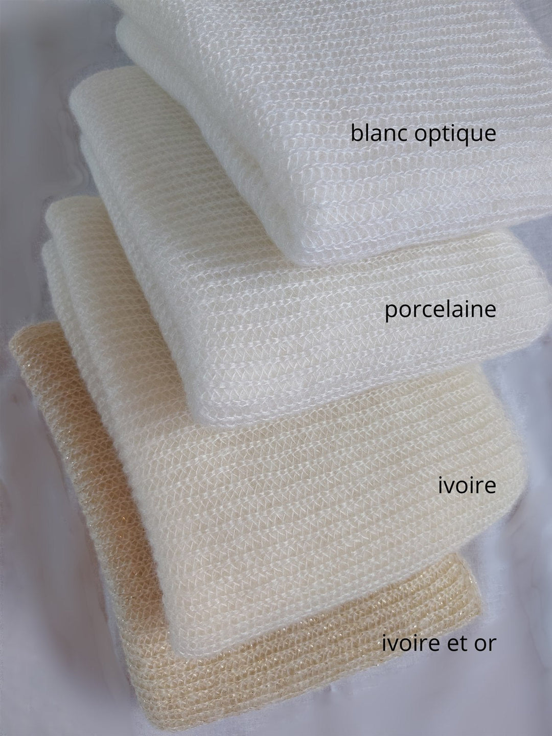 Nuancier Nodi Atelier : les quatre blancs de la maille mariée, blanc optique, blanc porcelaine, ivoire et ivoire & or
