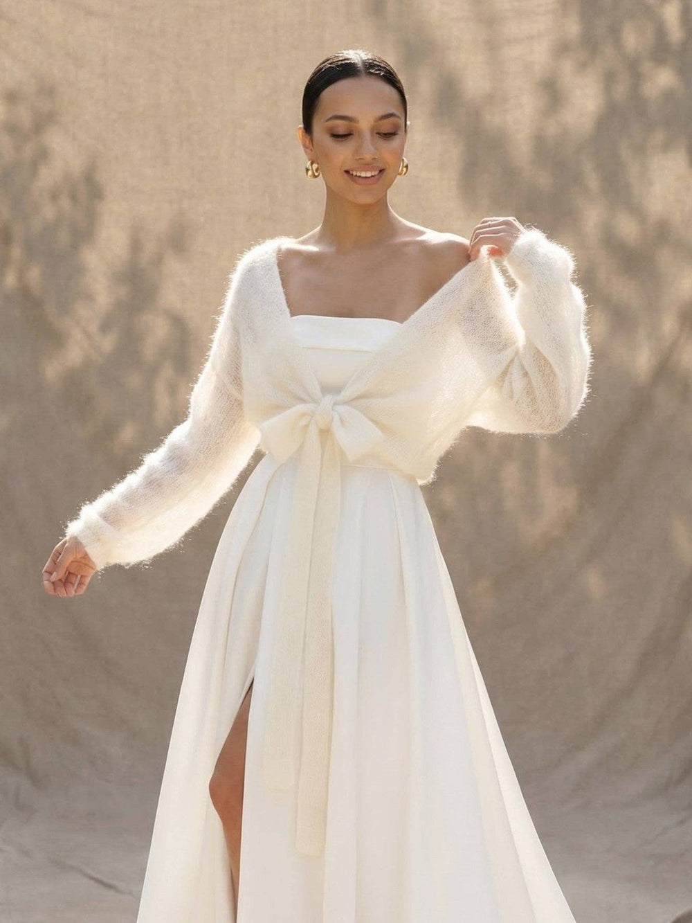 Cache-cœur de mariée en mohair ivoire noué devant, sur une robe bustier