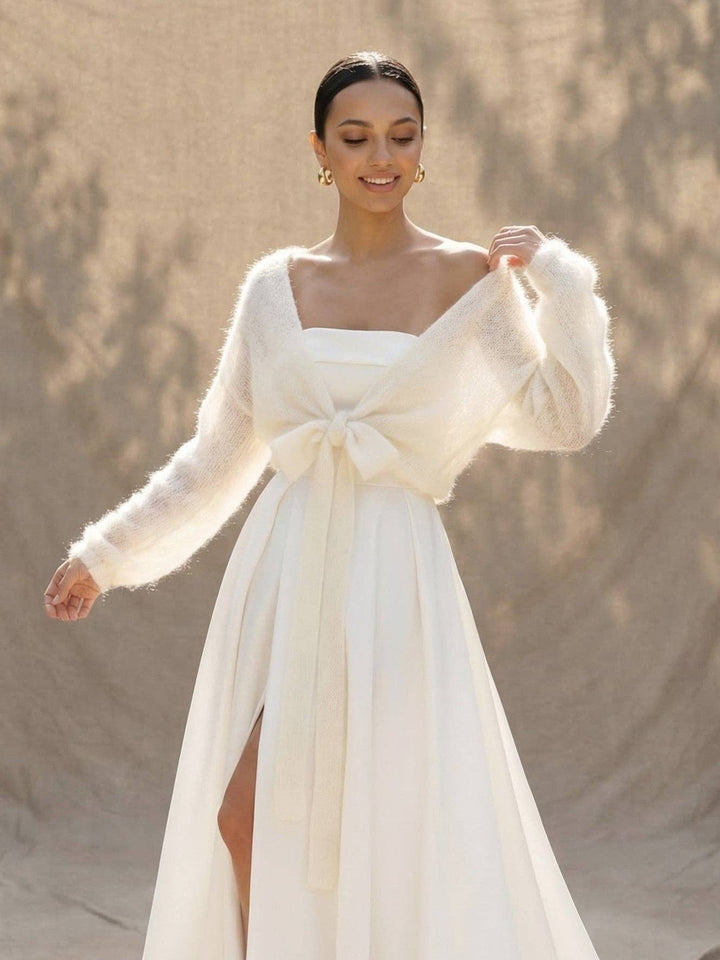 Cache-cœur de mariée en mohair ivoire noué devant, sur une robe bustier