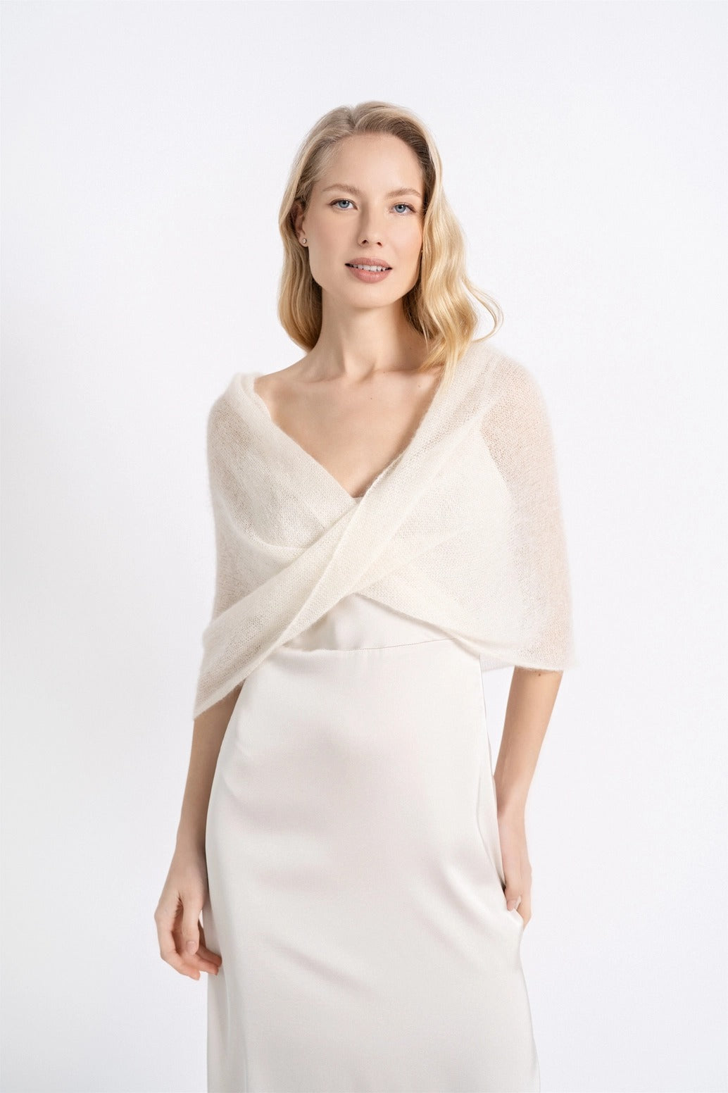 Étole tube de mariée Emma en mohair ivoire, portée croisée sur une robe en satin
