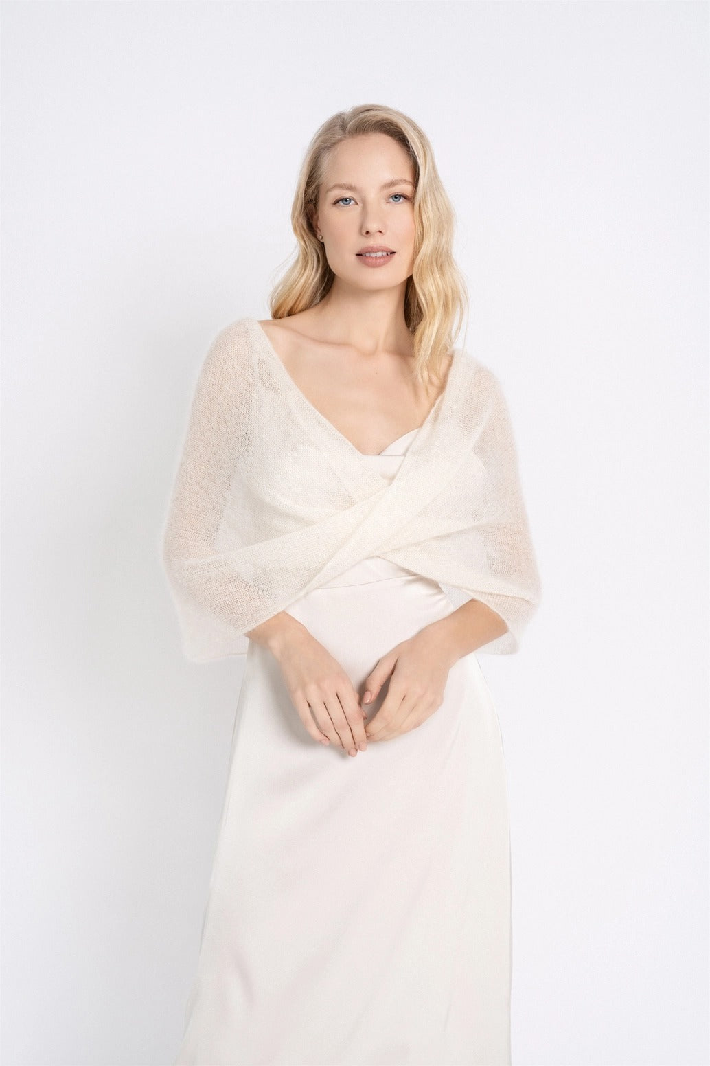 Étole tube de mariée Emma en mohair ivoire, vue de face sur robe fluide