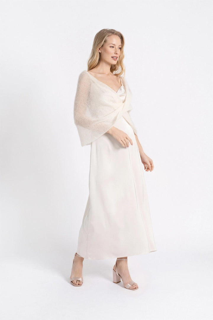 Silhouette complète avec l'étole tube de mariée Emma en mohair ivoire