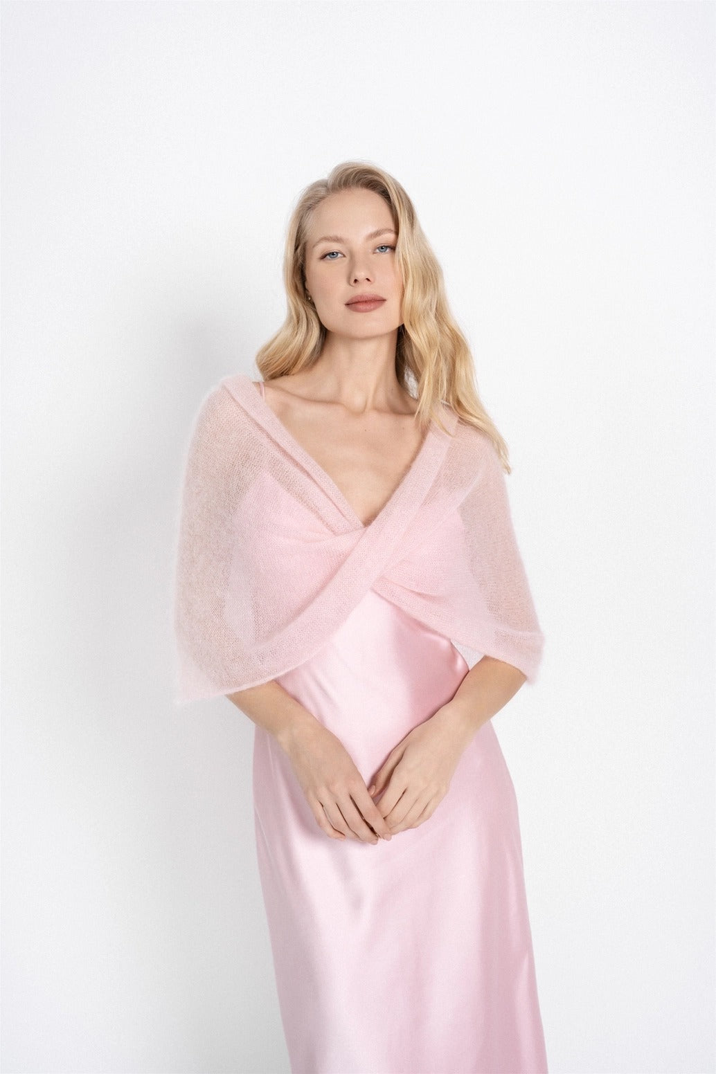 Étole tube de mariée Emma en mohair rose blush, portée croisée