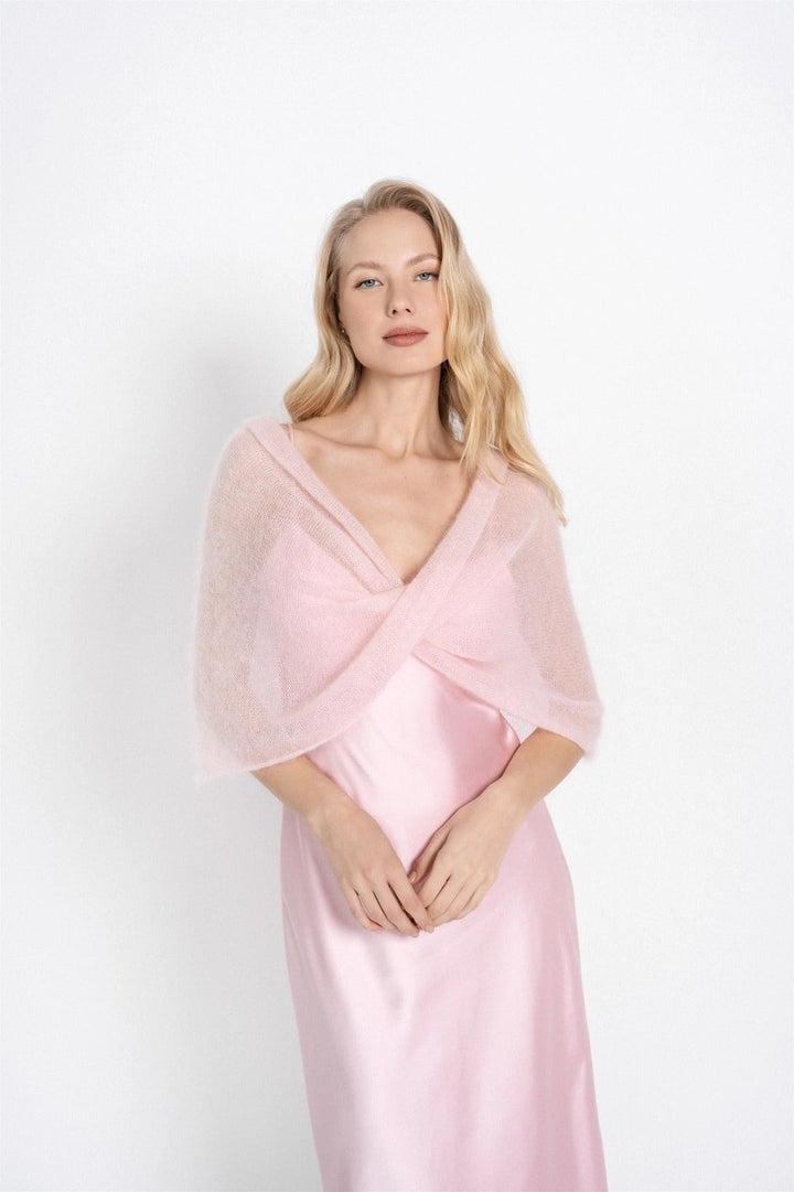 Étole tube de mariée Emma en mohair rose blush, portée croisée
