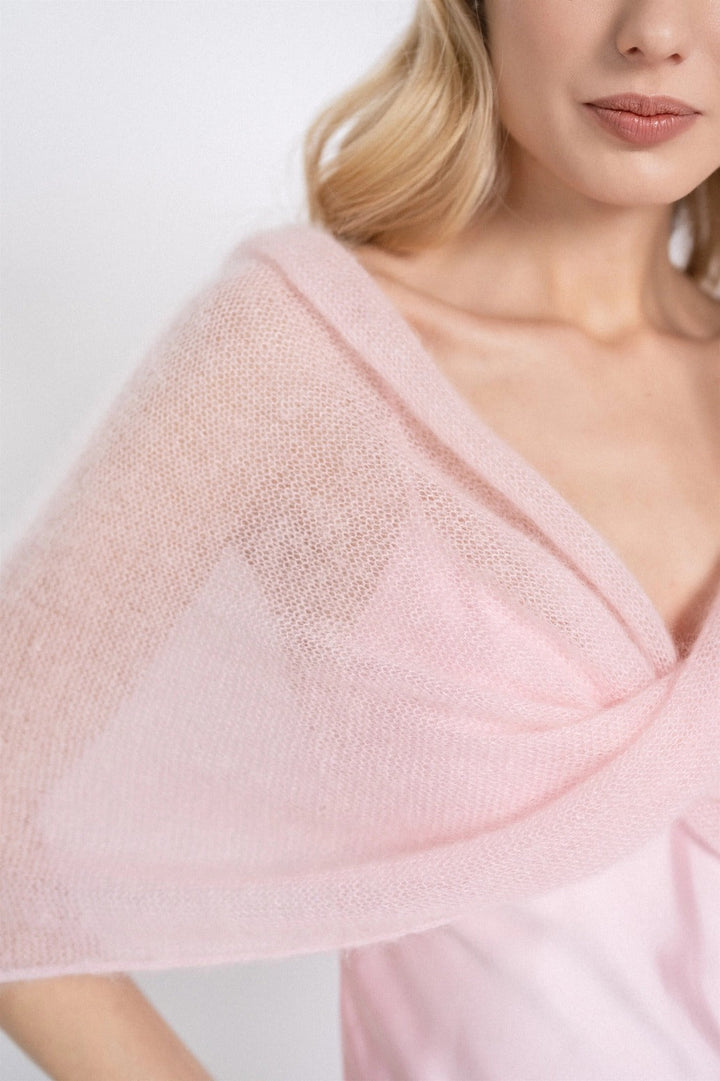 Gros plan sur la transparence du mohair rose blush de l'étole Emma